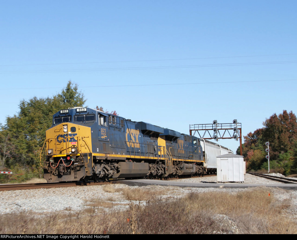 CSX 853 leads train Q439-09 southbound past the old signals at Contentnea Junction